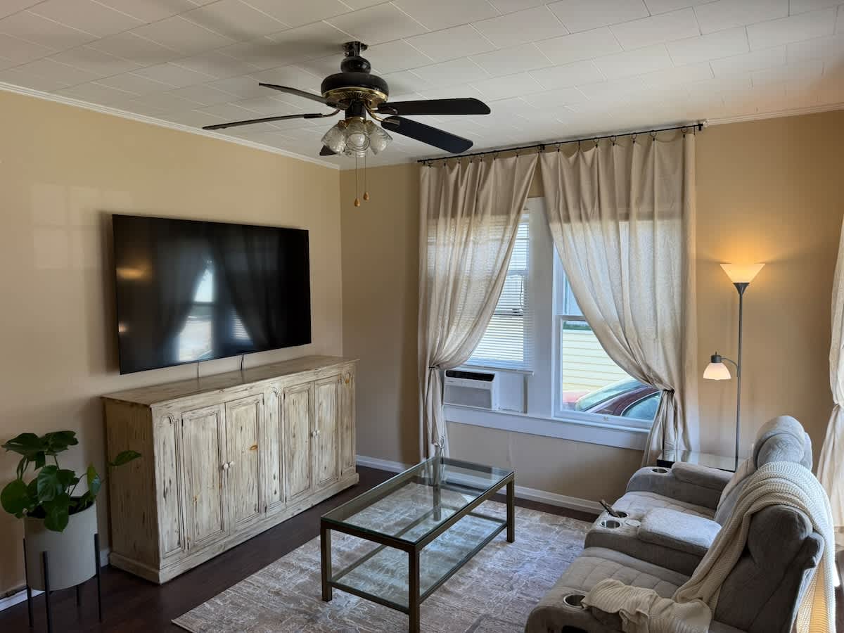 Cozy 1BR Cottage w/ Kitchen & Laundry