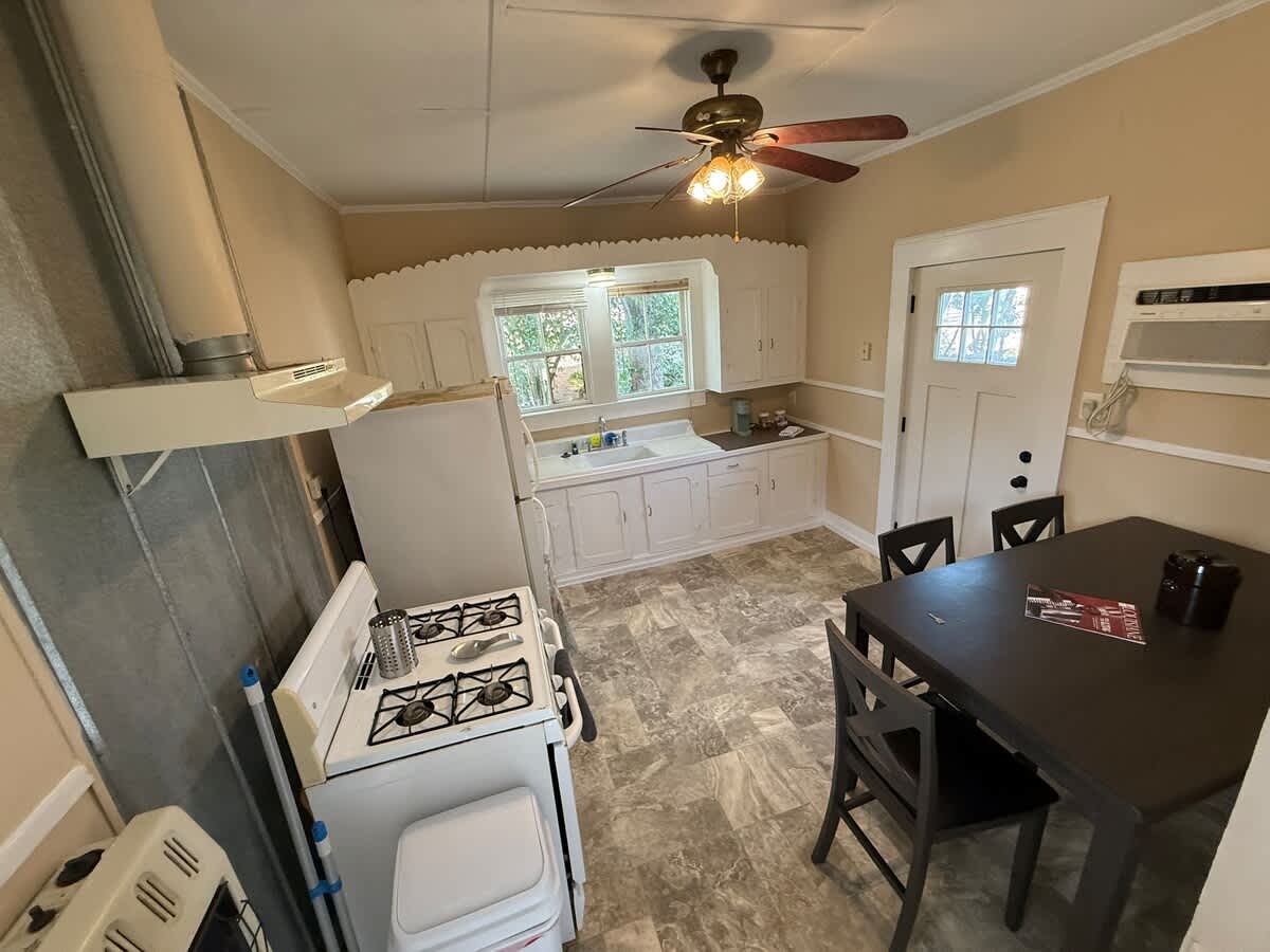 Cozy 1BR Cottage w/ Kitchen & Laundry