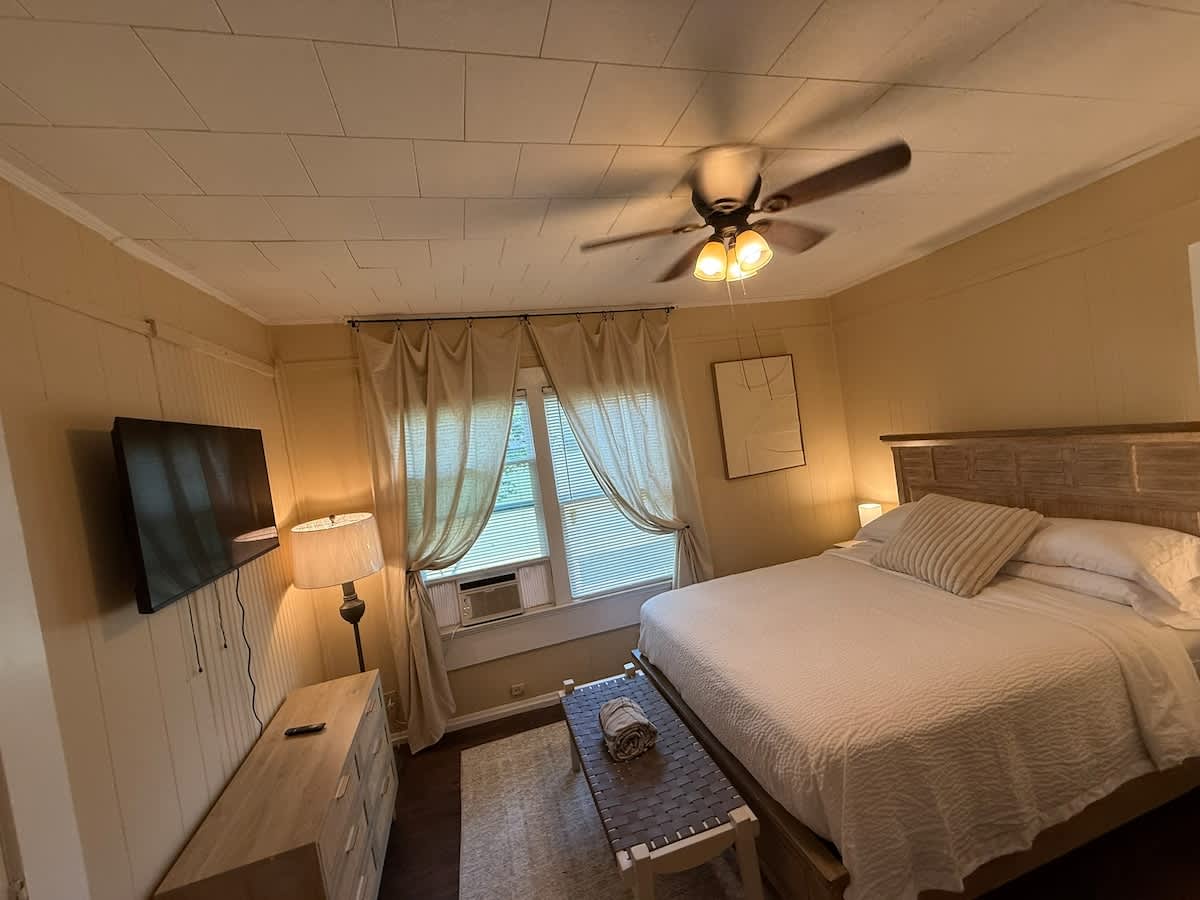 Cozy 1BR Cottage w/ Kitchen & Laundry