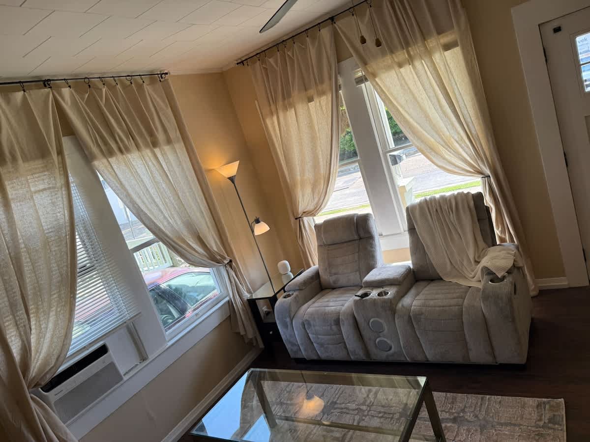 Cozy 1BR Cottage w/ Kitchen & Laundry