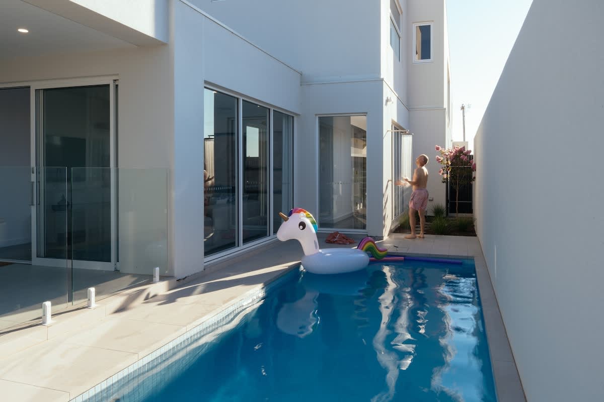 Pool area, Outdoor shower
