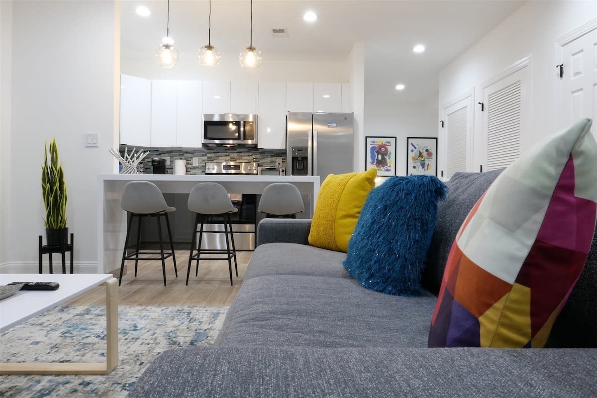 Pop Art Chic! Stunning Shaw – U Street Apartment
