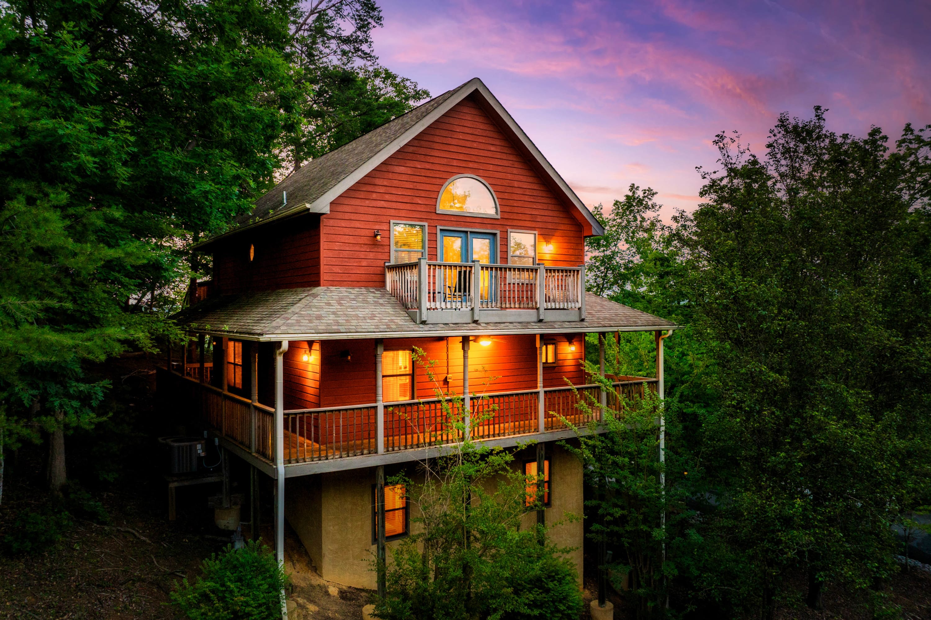 Dollywood Cabin: Hot Tub, Game Room & Family Fun!