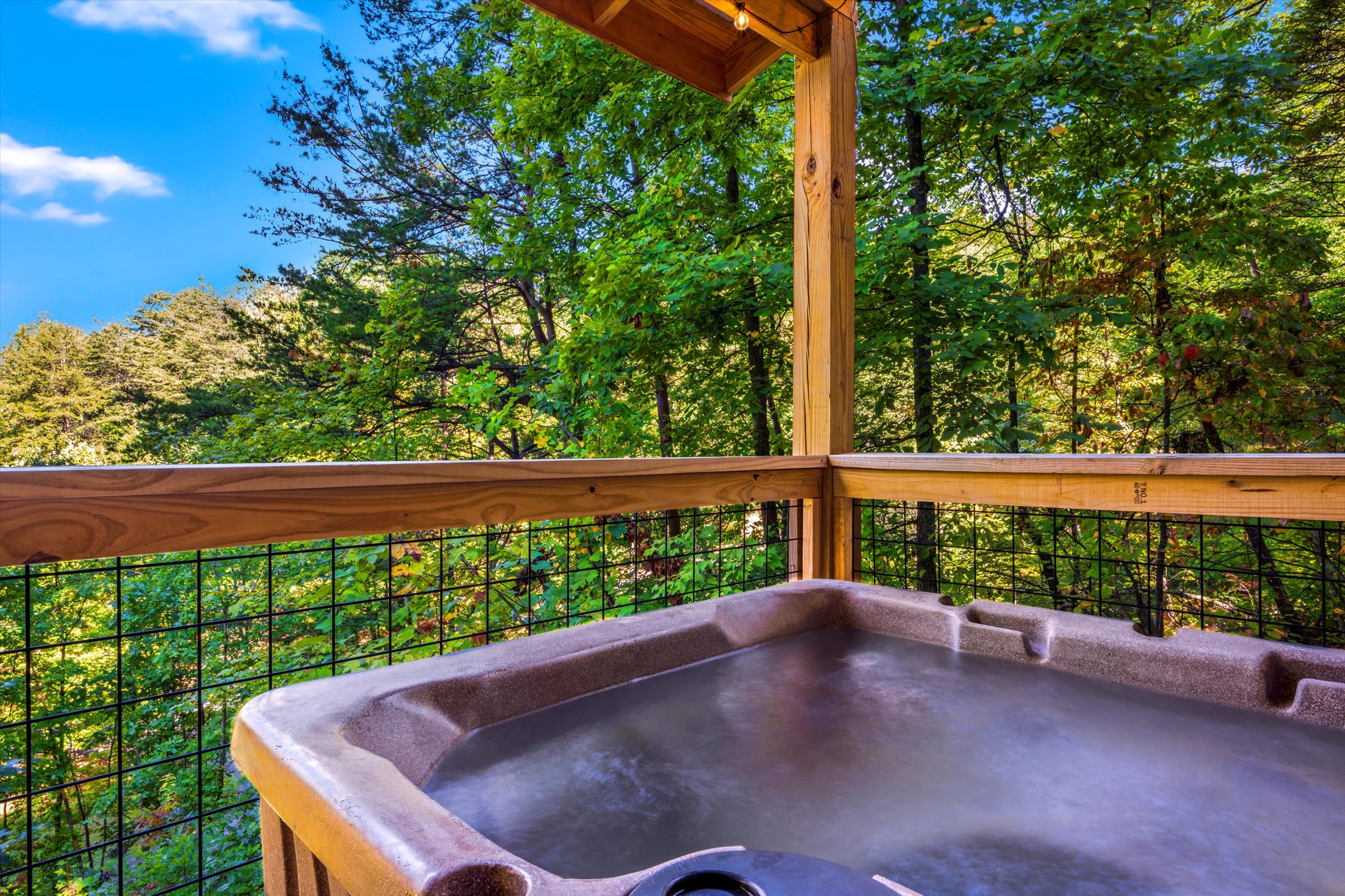Luxurious & Family Friendly  - Hot Tub - Game Room