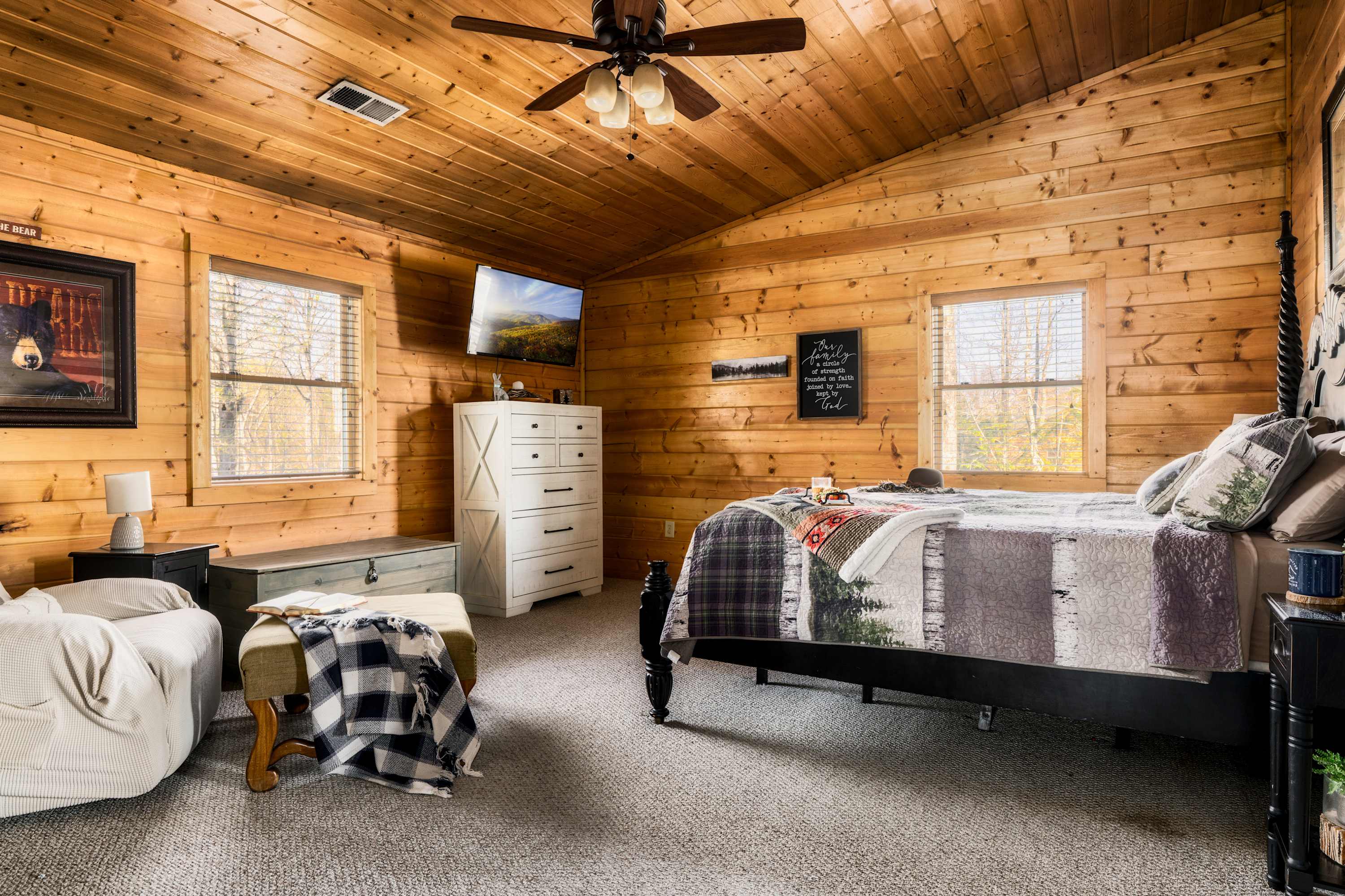 Family Fun Cabin: Hot Tub, Game Room & BBQ!