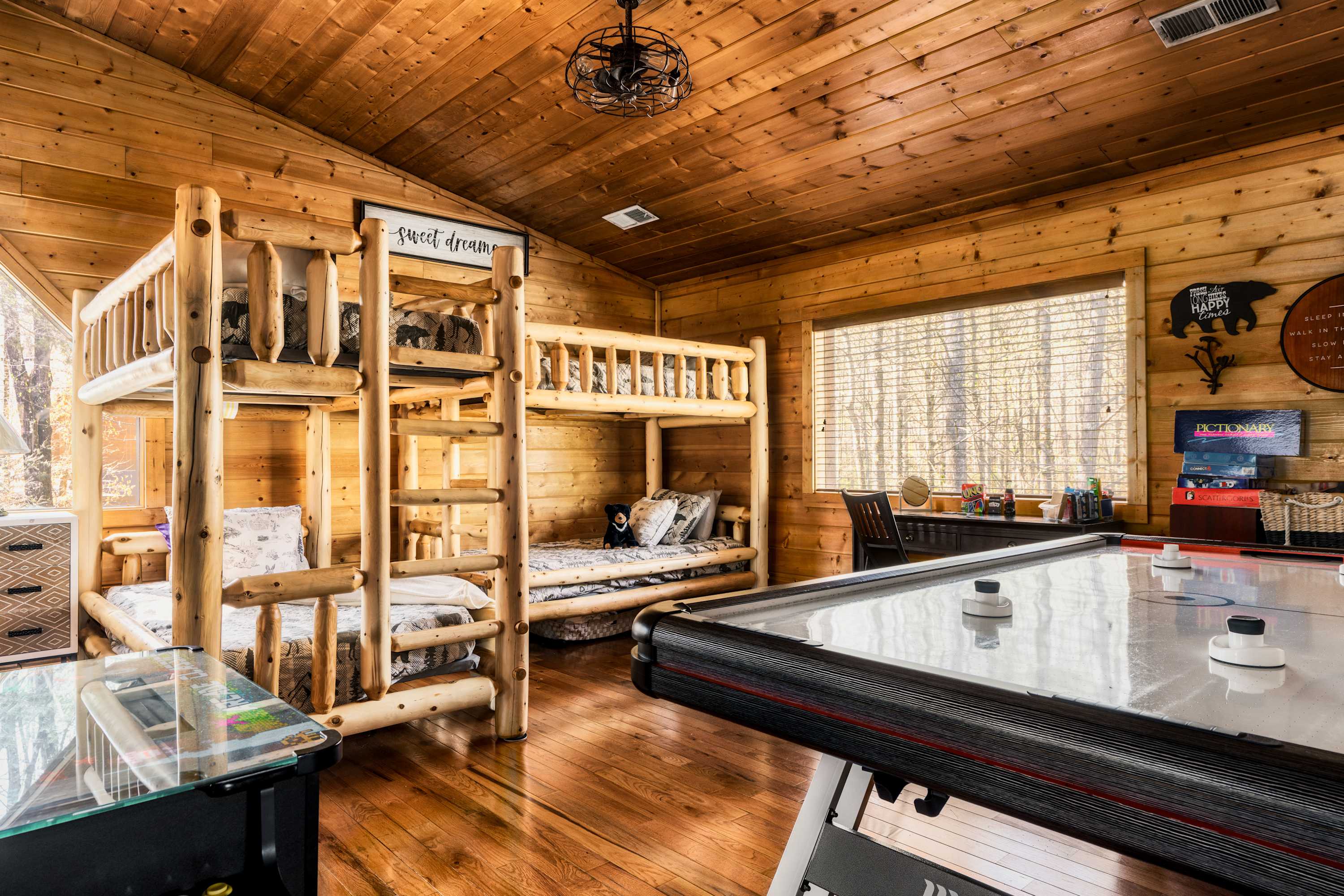 Family Fun Cabin: Hot Tub, Game Room & BBQ!