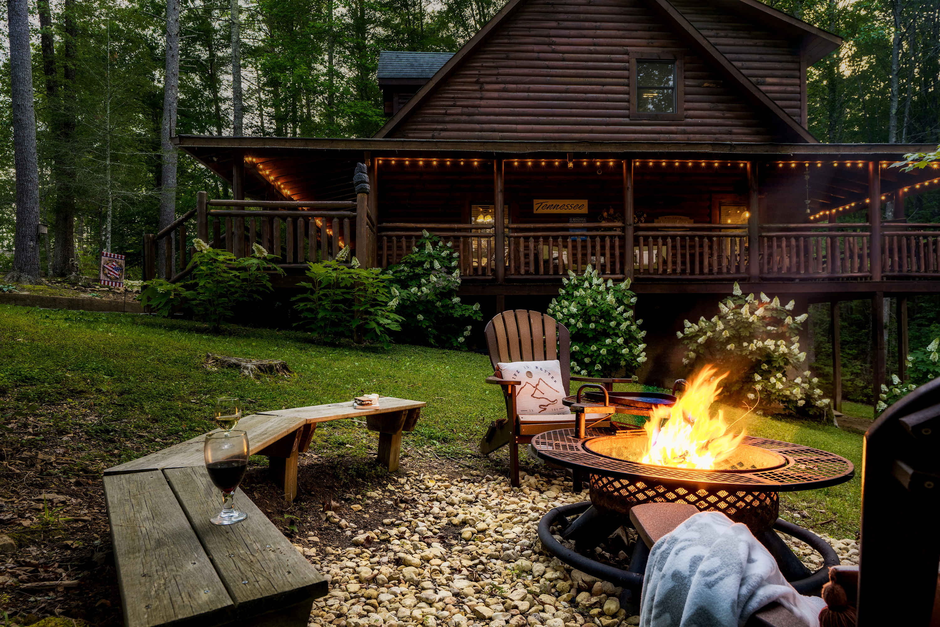 Family Fun Cabin: Hot Tub, Game Room & BBQ!