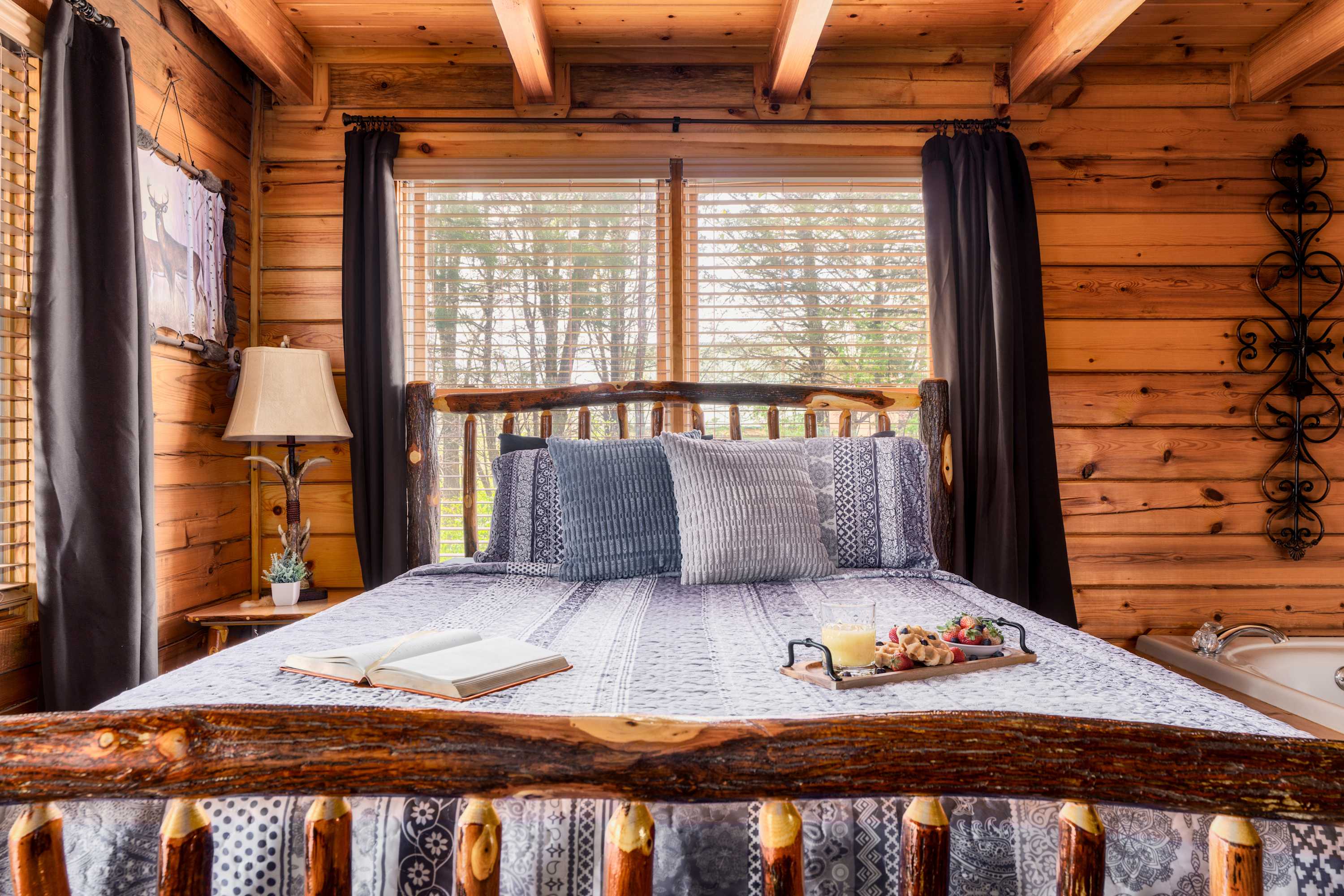 Cozy Cabin Getaway in Pigeon Forge with Hot Tub