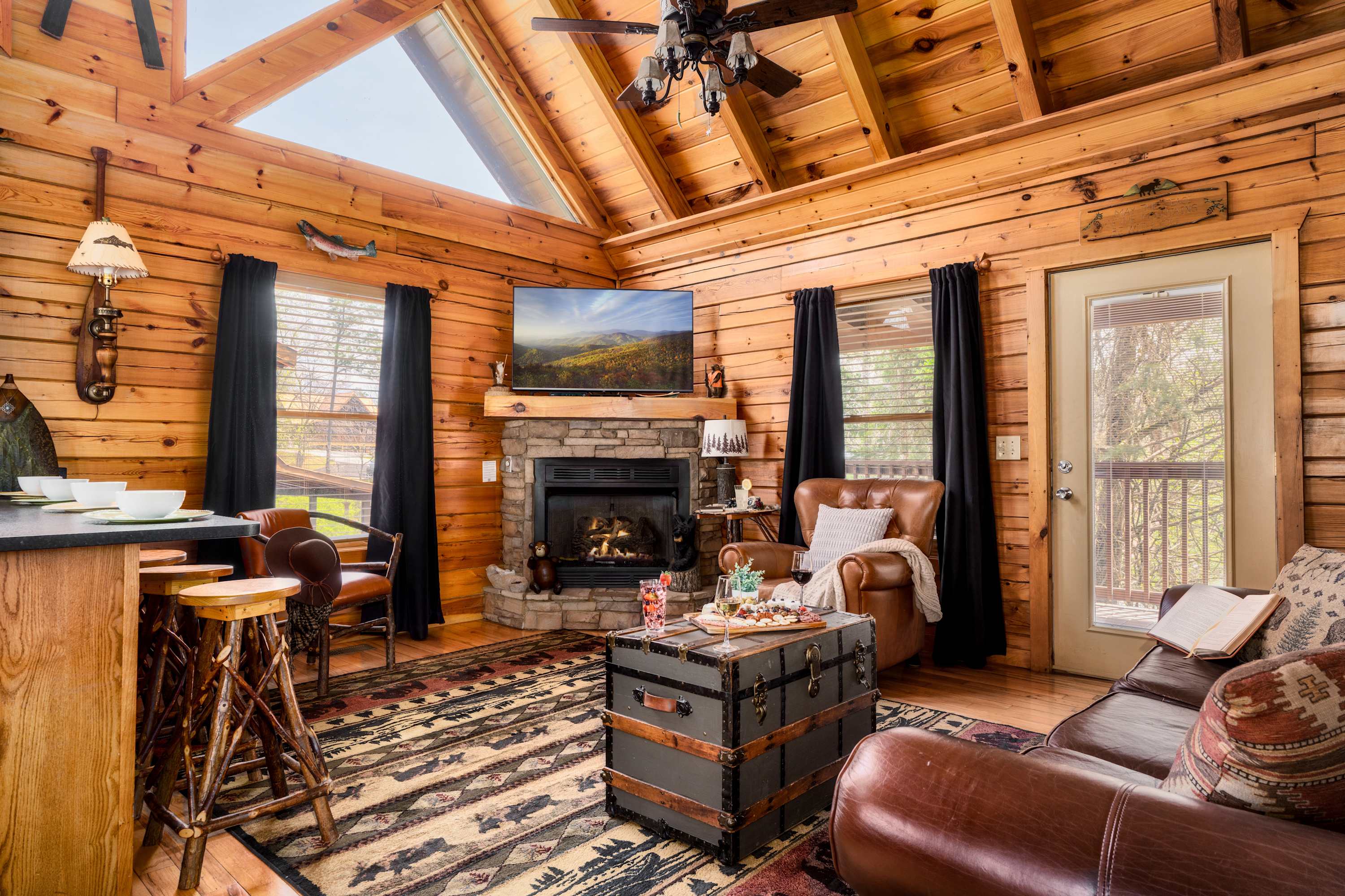 Cozy Cabin Getaway in Pigeon Forge with Hot Tub