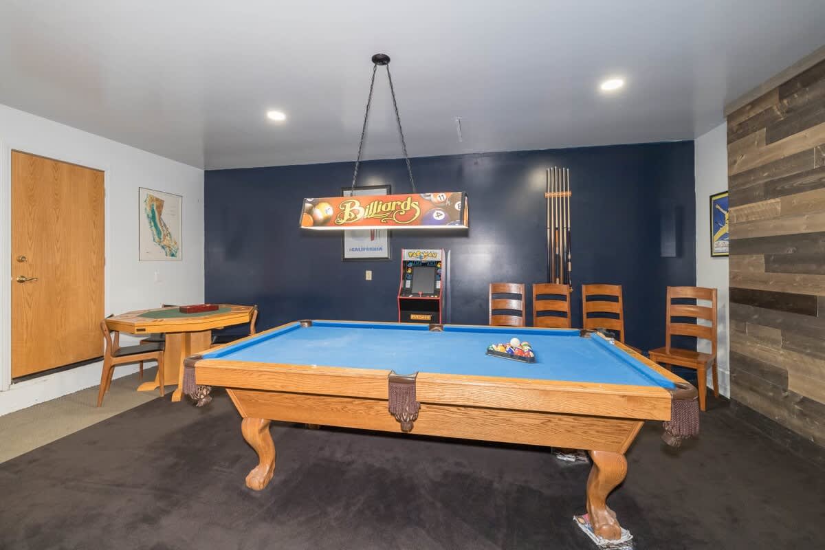 Fun game room. Pool, Pacman, Foosball, Roku TV.