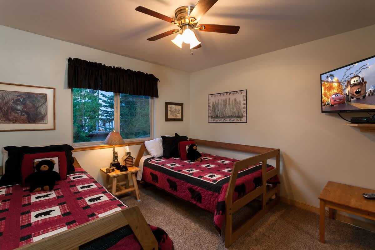 Third bedroom with Queen and twin beds