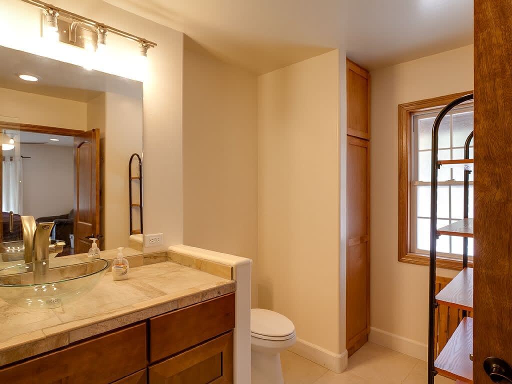 Bathroom vanity