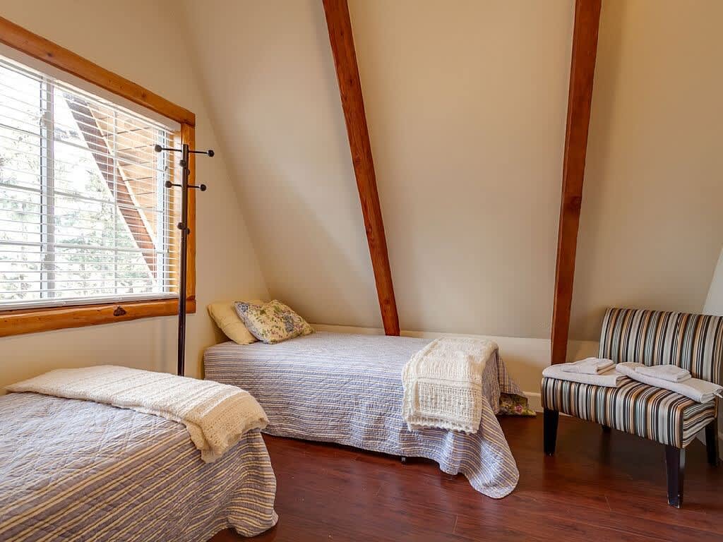 Bedroom with 2 twin beds