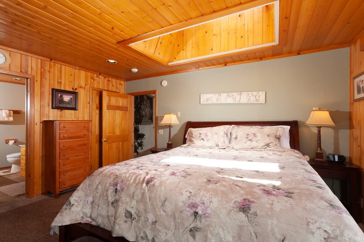 Third bedroom with Queen bed and skylight