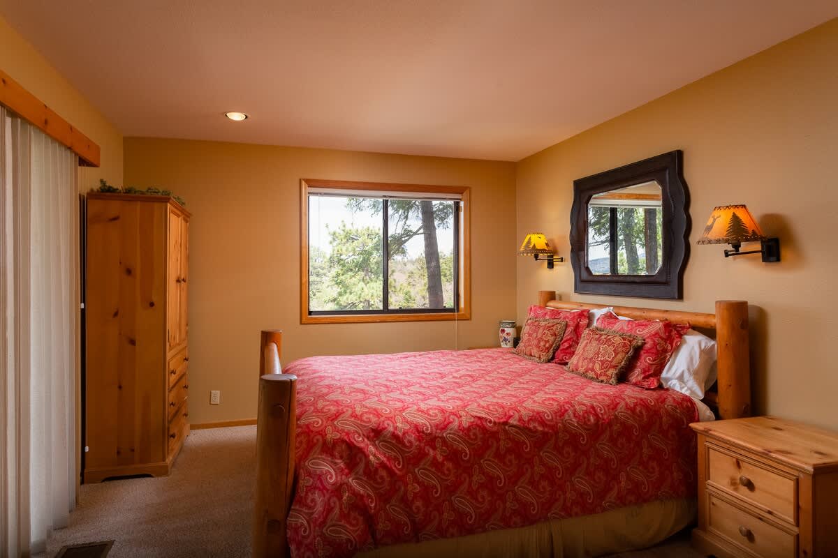 Fifth bedroom with Queen bed