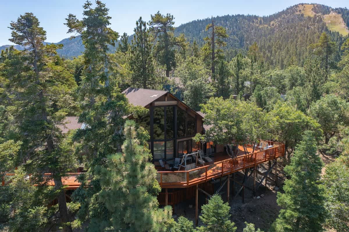 Chalet on a private half-acre lot in Moonridge