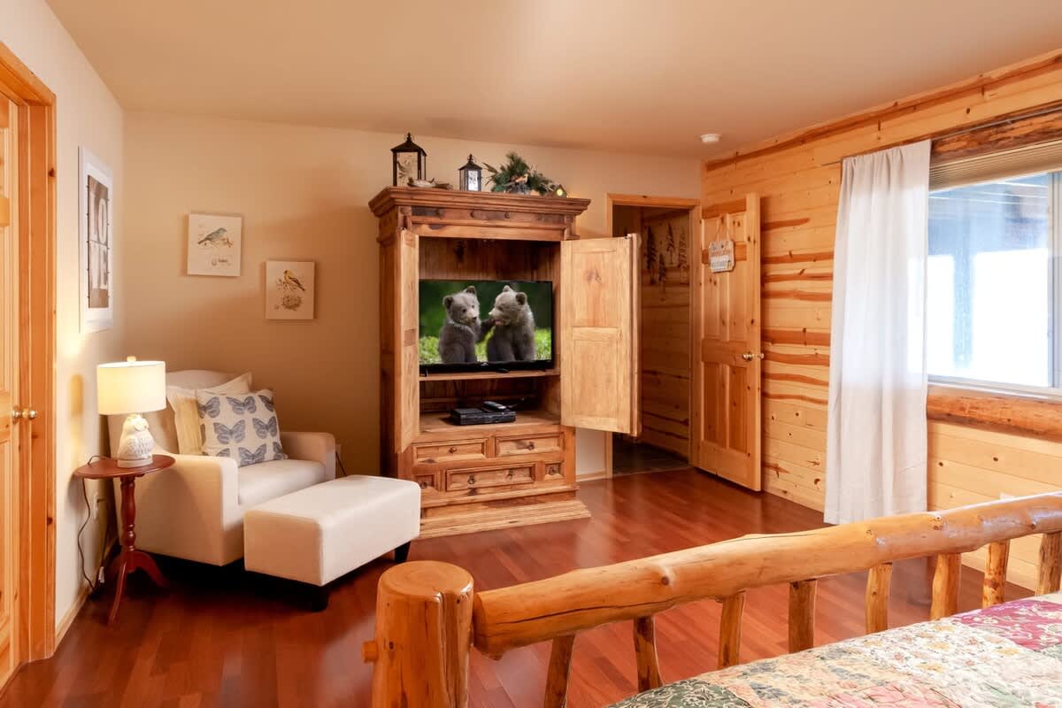 Primary suite sitting area with TV