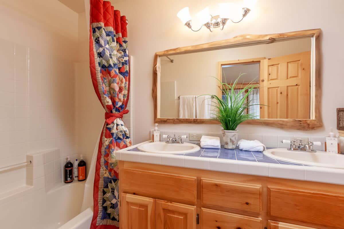 Primary en suite bathroom with double sinks