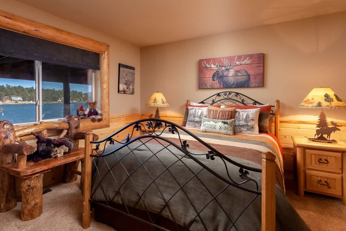 Queen bedroom with lake view