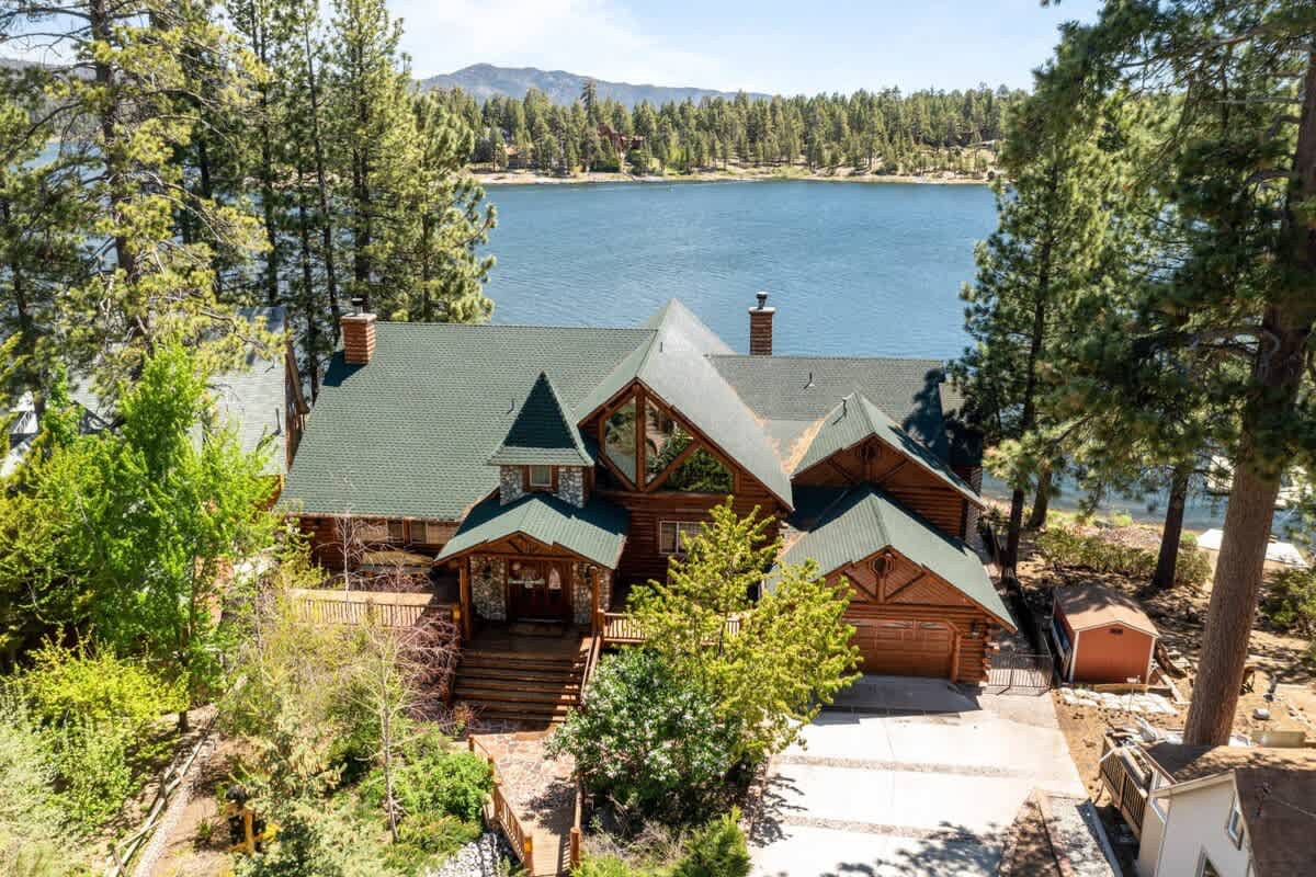 Lakefront dream estate