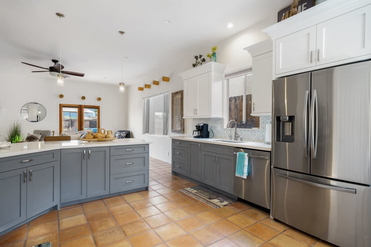 Light, bright and plenty of open space. Filtered water. All kitchenware.