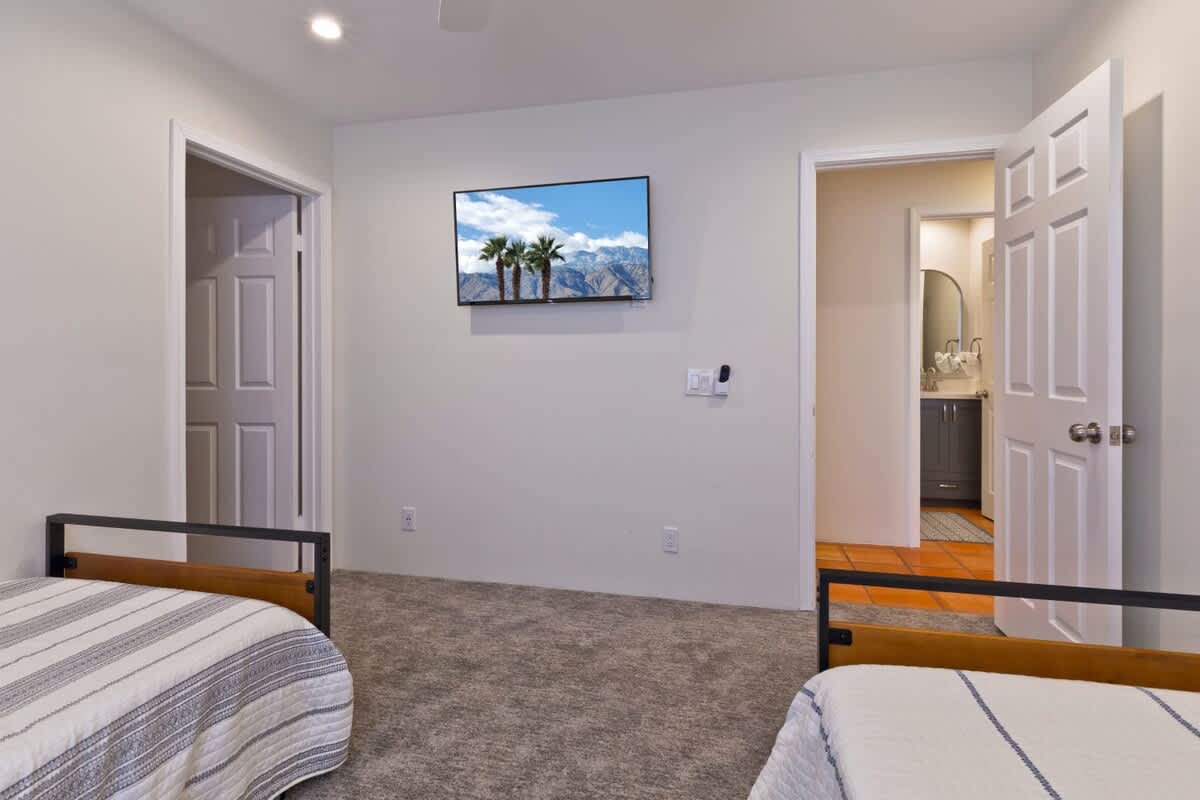 3rd bedroom with Smart TV.