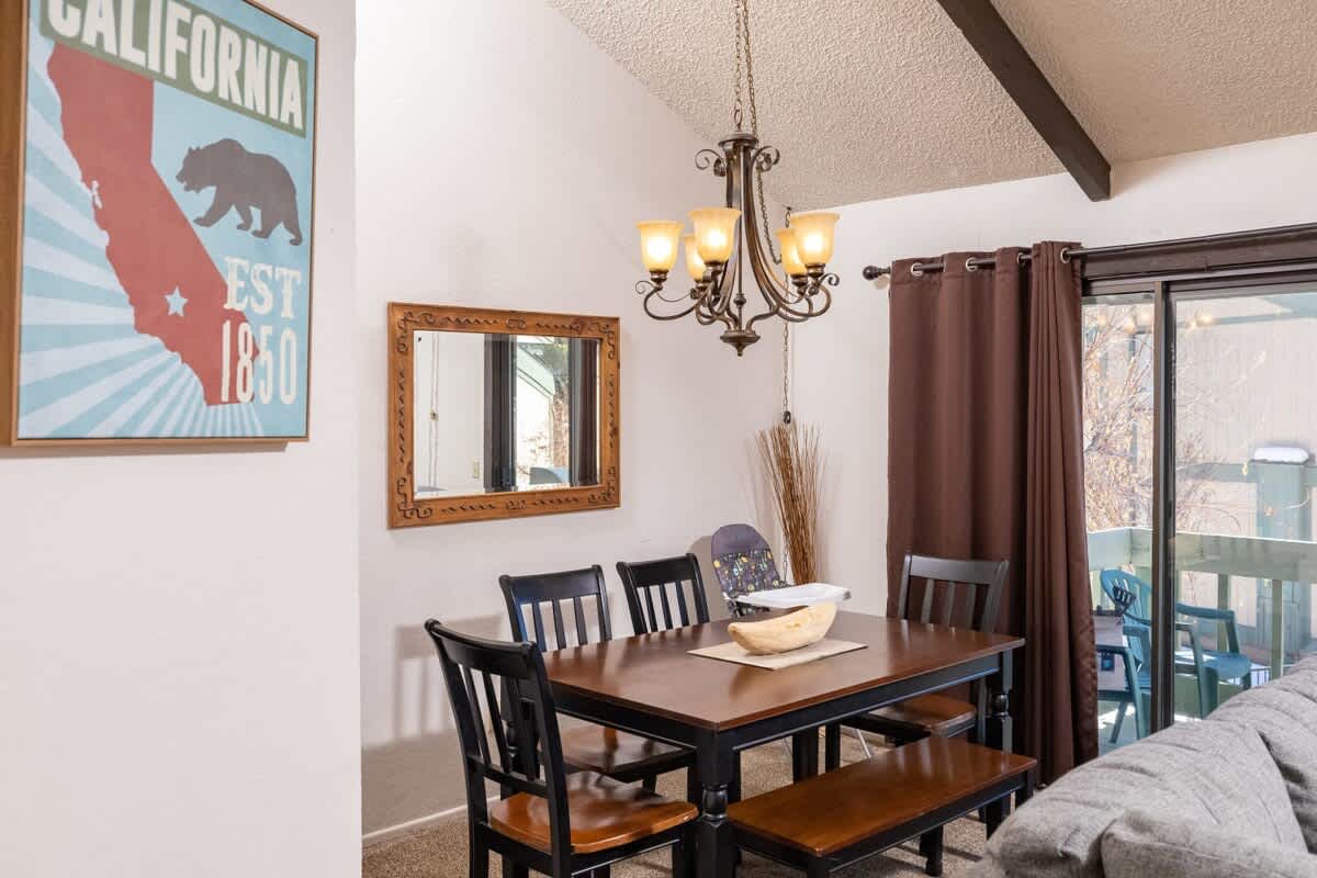 Dining for 6 plus breakfast bar.