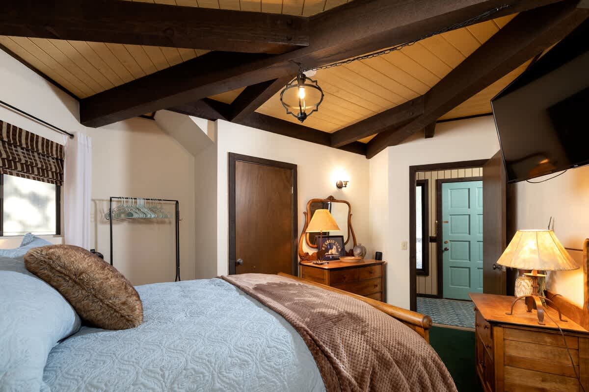 Second bedroom with Smart TV