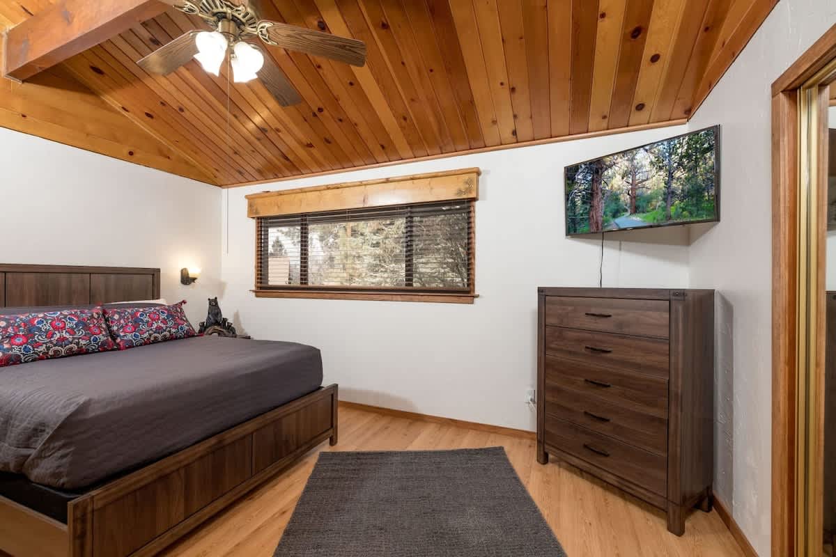 Queen bedroom with Smart TV