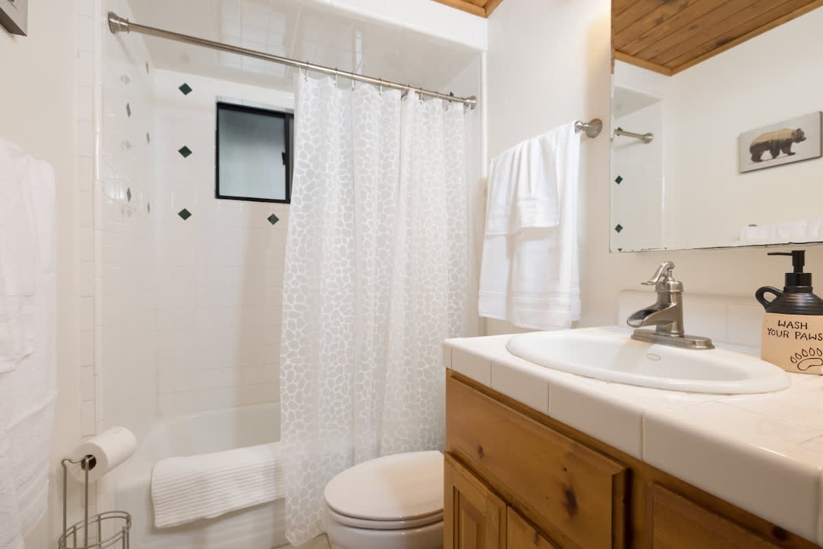 Full bathroom between both bedrooms