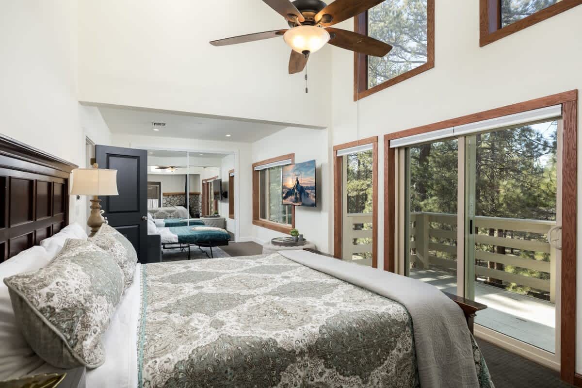 Upstairs Master King Bedroom. Amazing Views with queen sofa bed