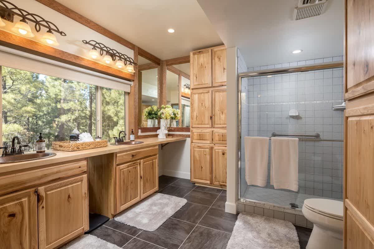 Master Private bathroom. Majestic Views.