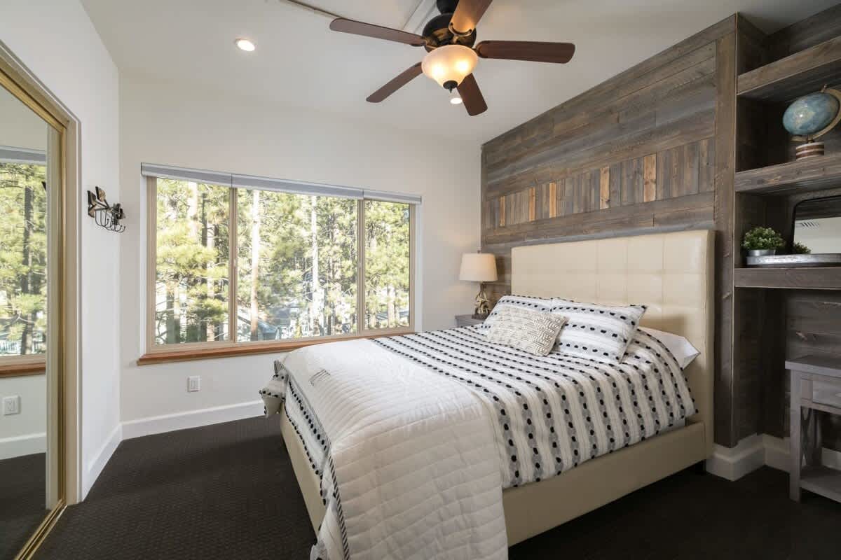 2nd upstairs bedroom with Queen bed