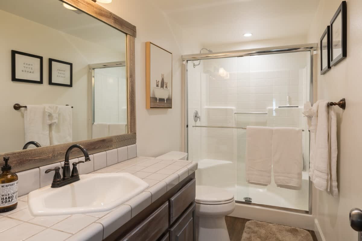 2nd full sparkling clean full bathroom.