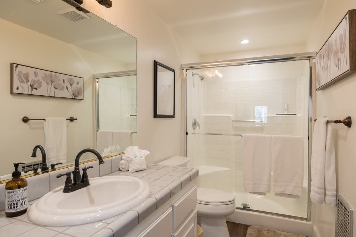 3rd upstairs full sparkling clean bathroom