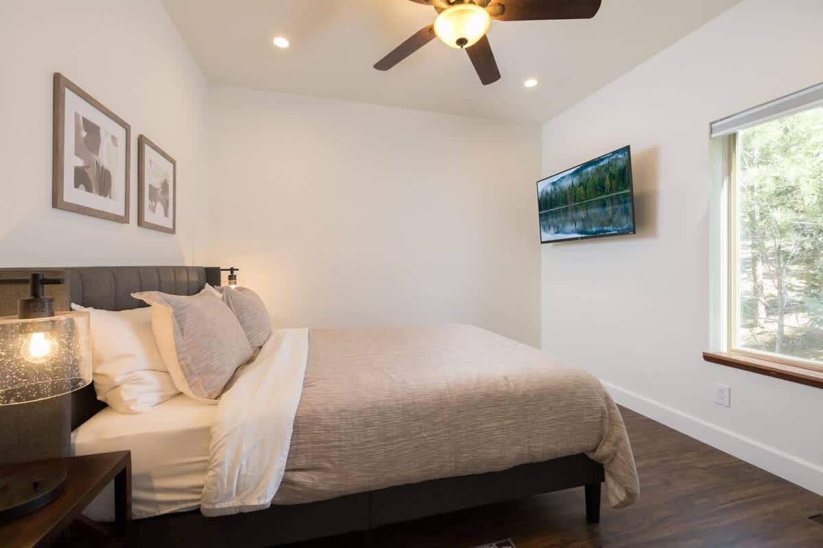 6th Queen Bedroom  with Smart TV. Level floor.