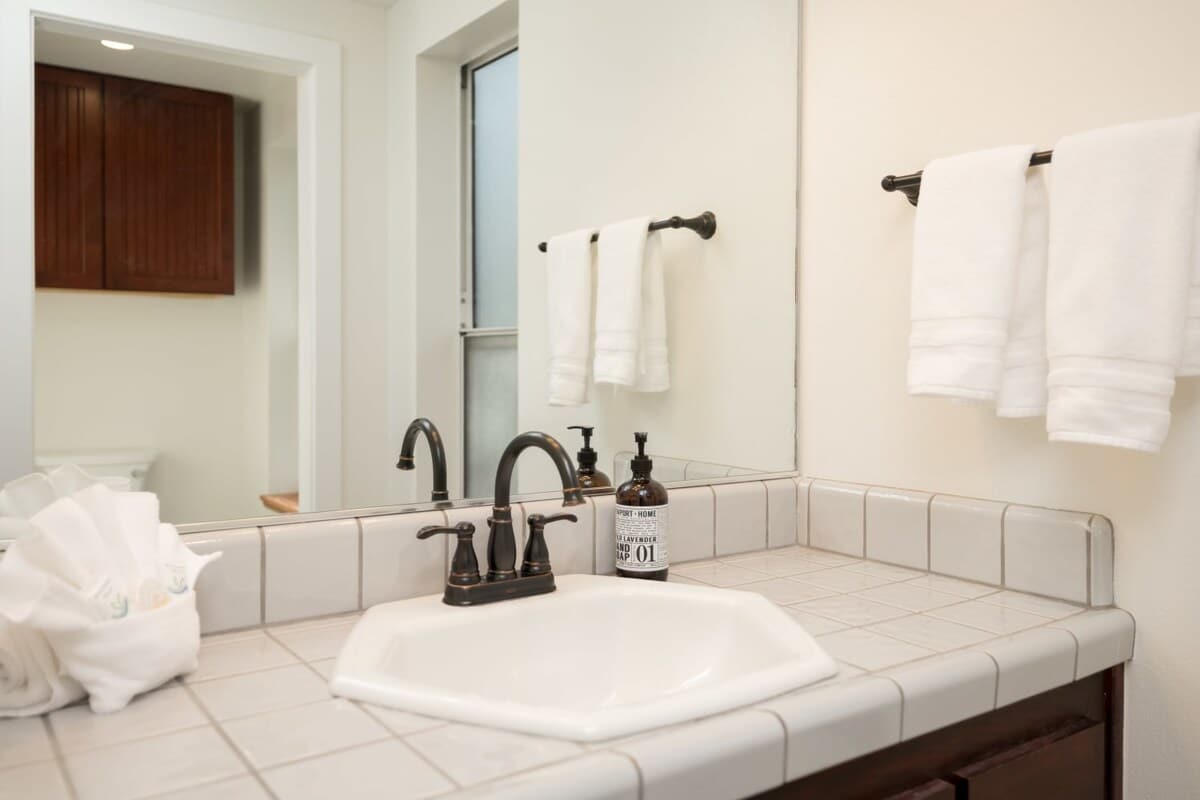 Main floor full bathroom