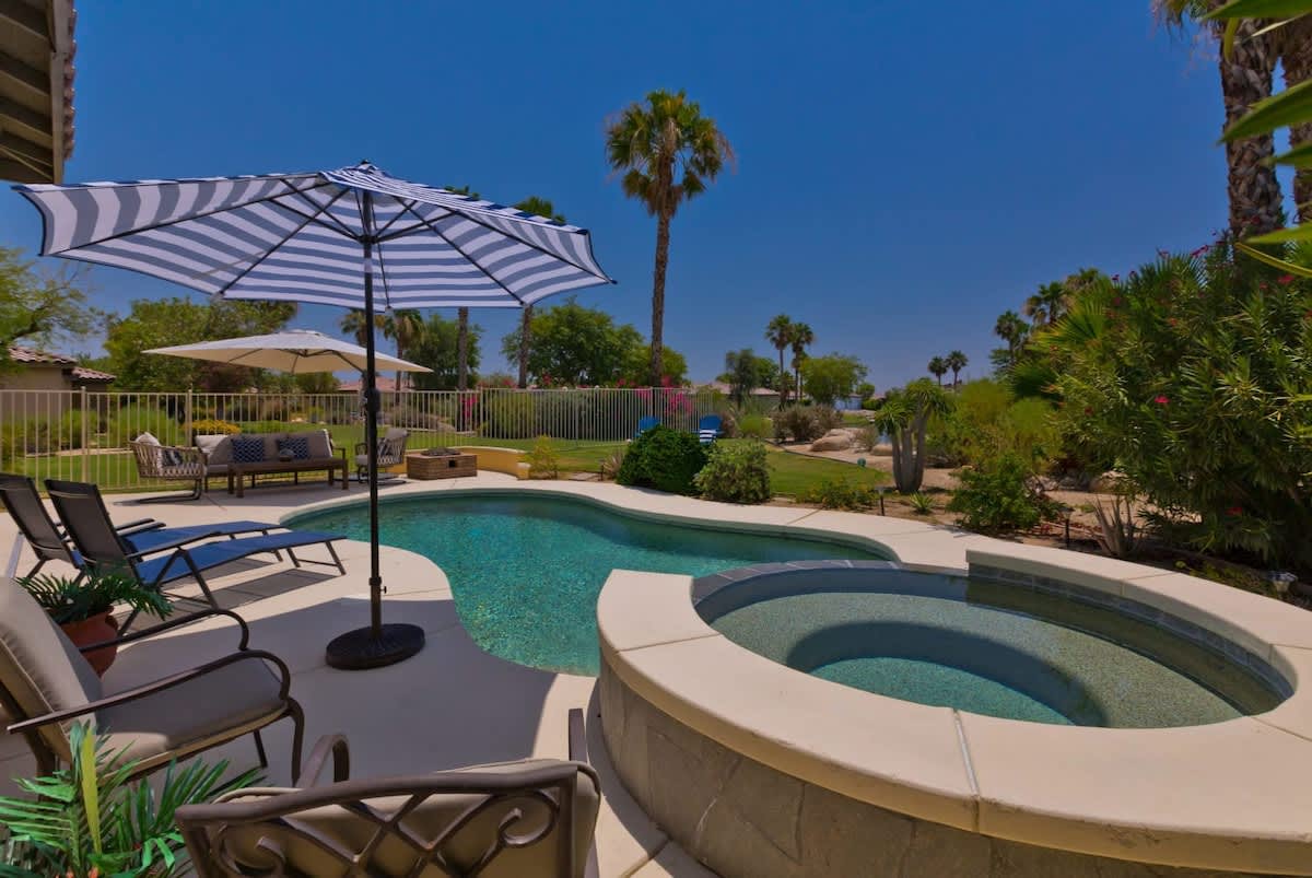 Relaxing Pool and Spa. (Pool can be heated)