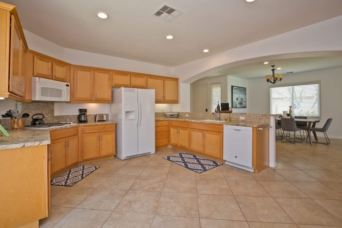 Fully functional open clean kitchen with all appliances.