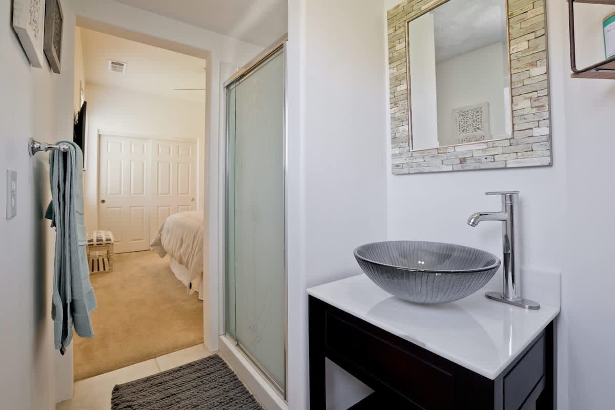 Private bathroom in the queen bedroom.