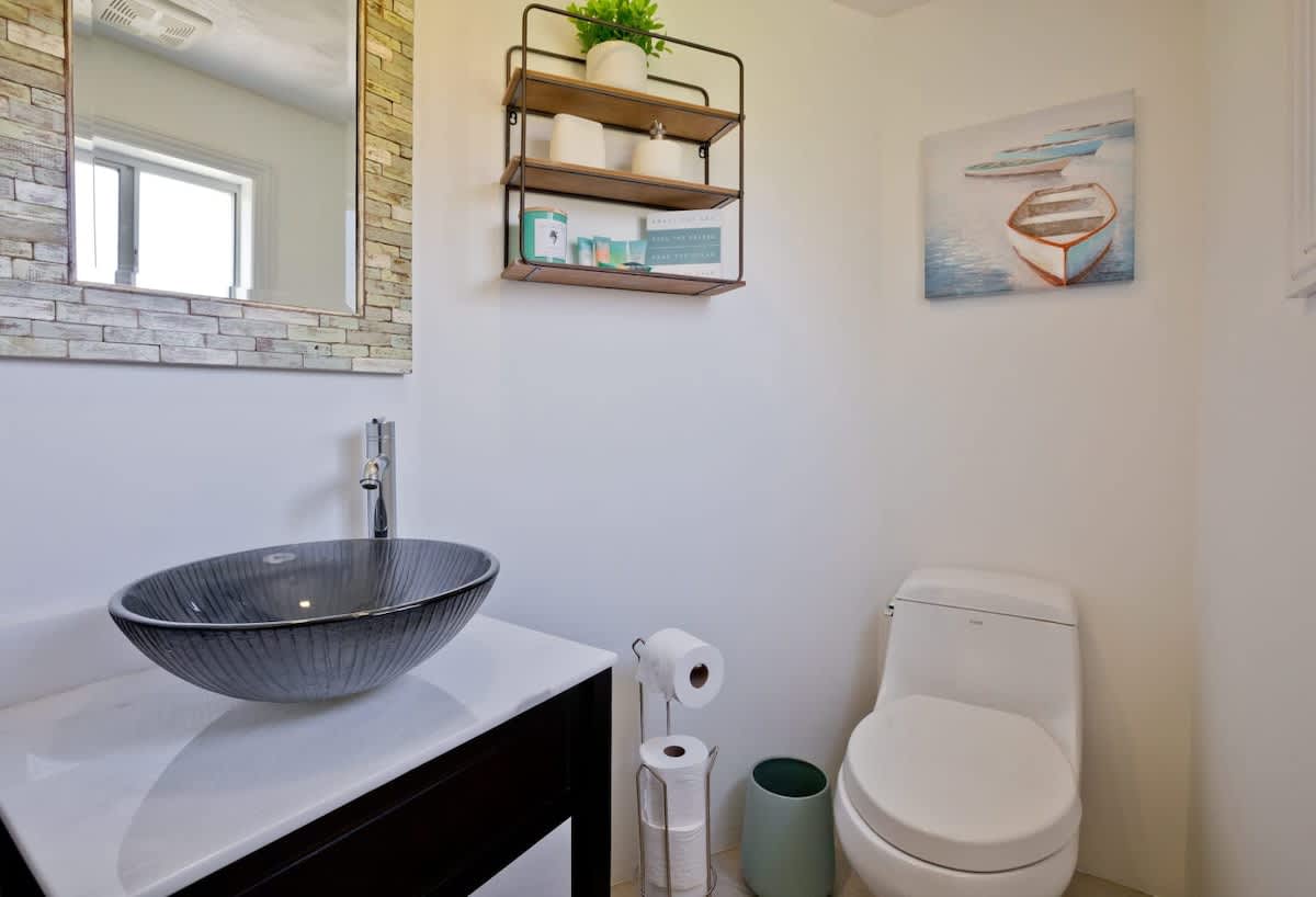Private bathroom in the queen bedroom.