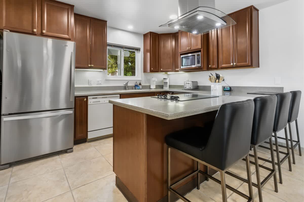 Cool breakfast bar and fully equipped kitchen.