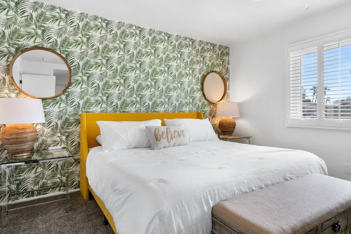 Master King Comfy Bedroom with ensuite bathroom and LCD smart TV
