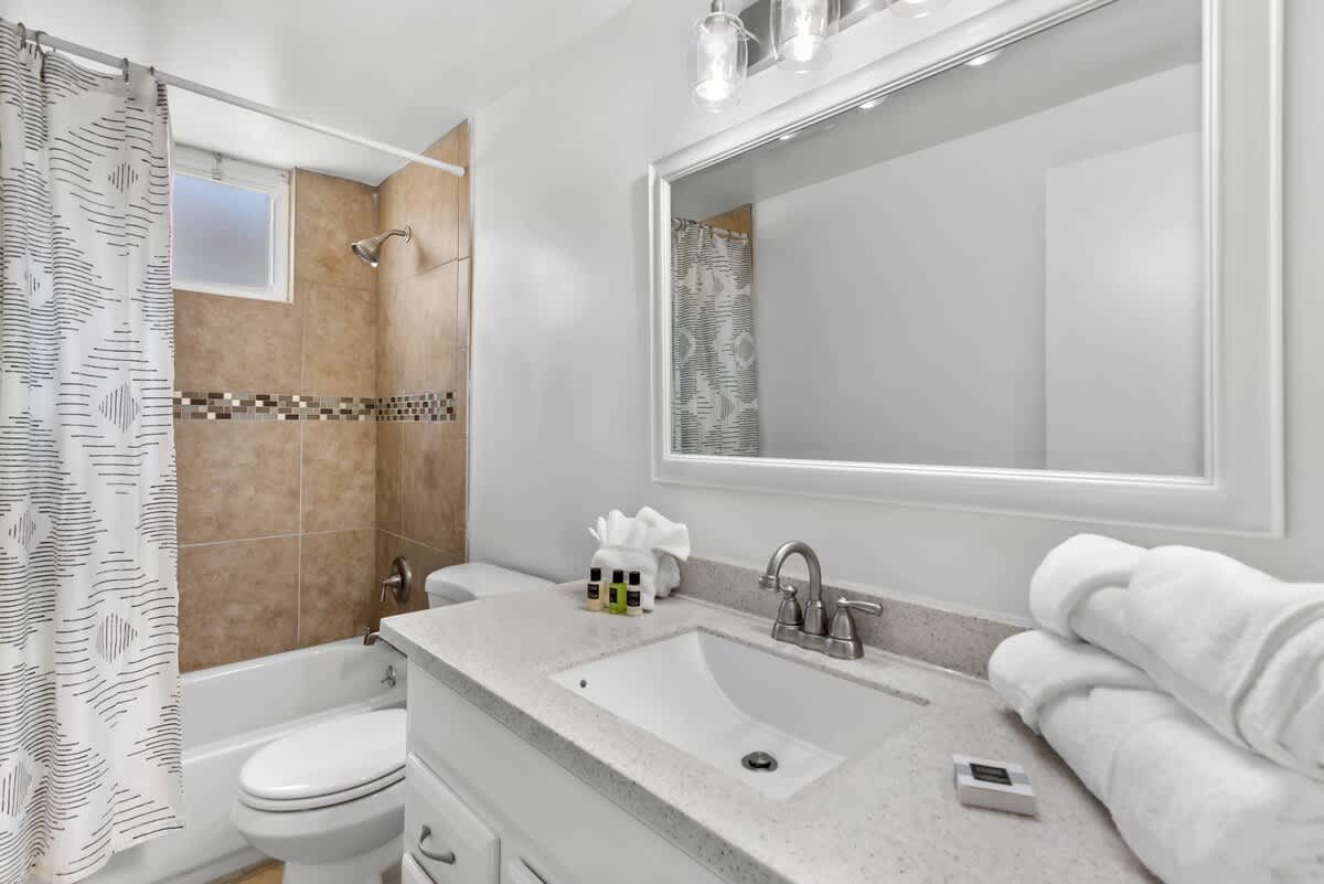 2nd full  bathroom between bedrooms.