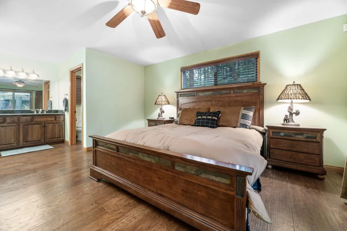 King bed with ensuite bathroom