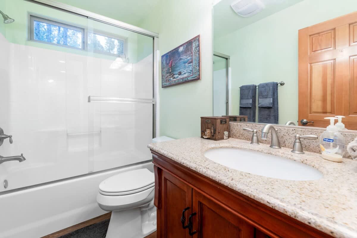 Second bathroom with tub/shower