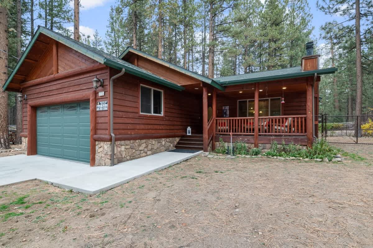 Cabin with garage, a short walk to Snow Summit