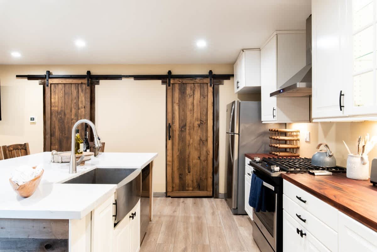 Farmhouse sink, gas range and barn doors