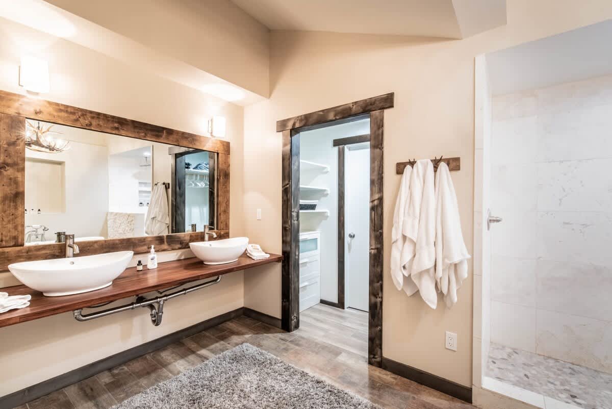 Double vanity with walk-in closet