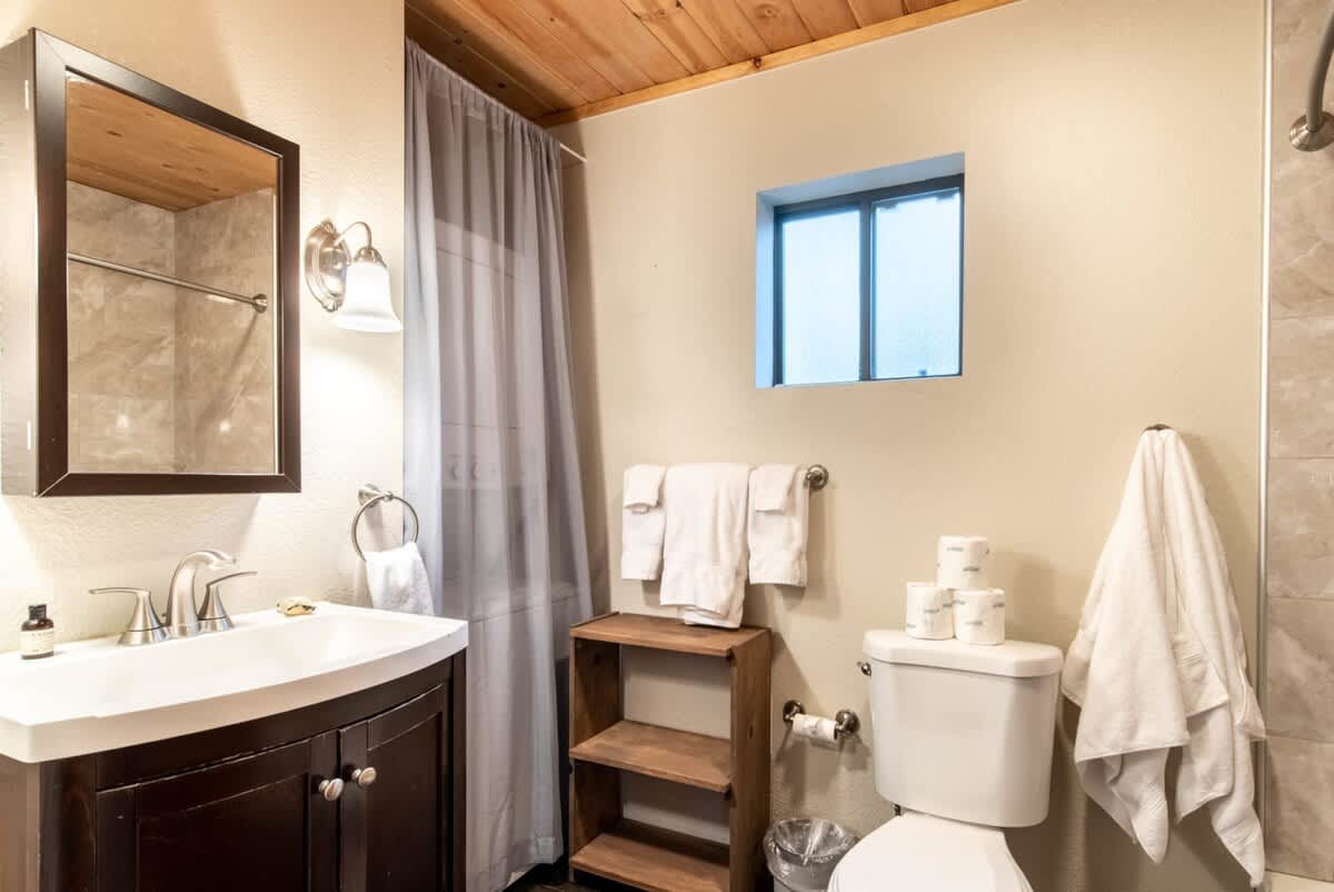 Guest house full bathroom